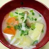 白菜・しめじ・油揚げ・人参の味噌汁